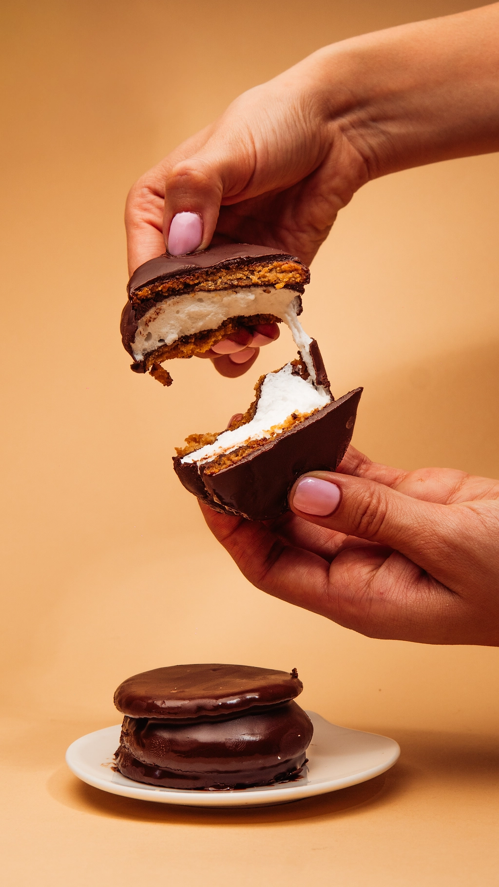 Manos compartiendo un postre de Viva Cocina